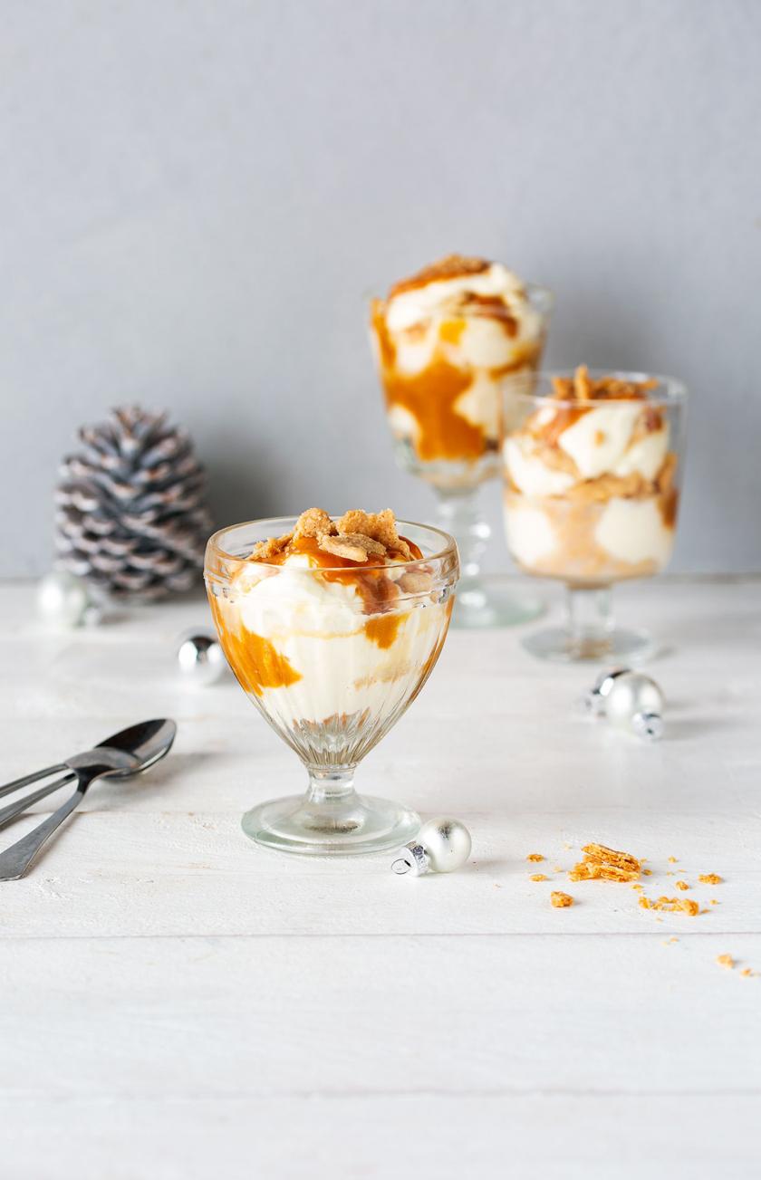 Salzkaramell-Trifle in mehreren Gläsern.