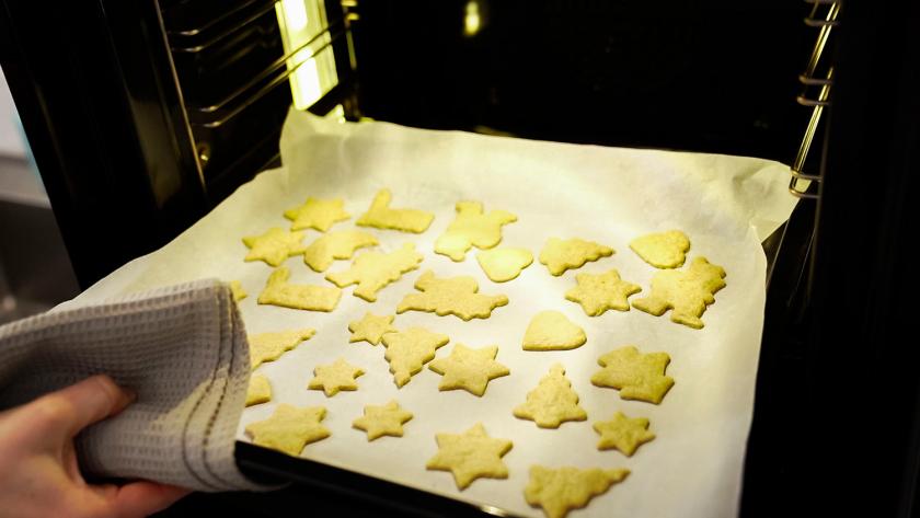Plätzchen werden aus dem Ofen genommen.