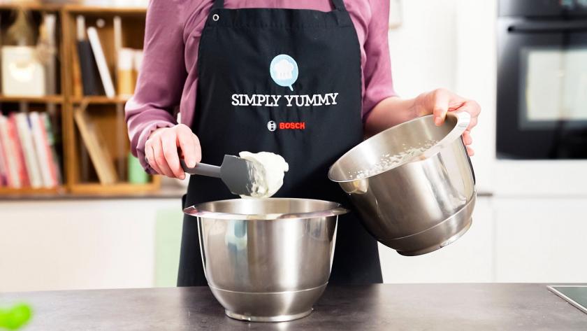 Die Creme für das Salzkaramell-Trifle wird gerührt.