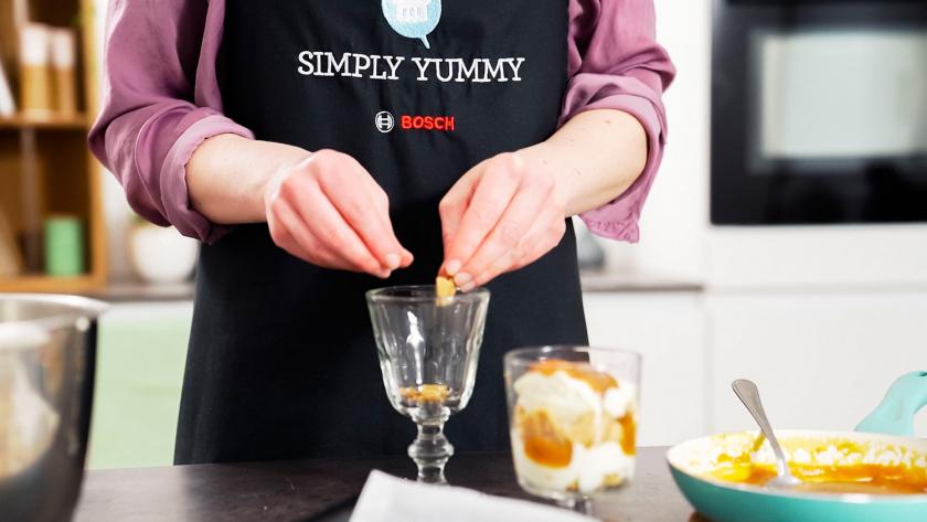 Das Salzkaramell-Trifle wird geschichtet.