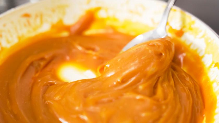 Karamell wird verrührt.