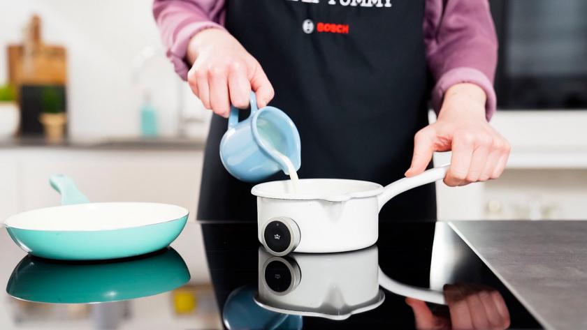 Sahne für das Salzkaramell-Trifle wird in einem Topf erwärmt.