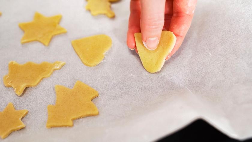 Plätzchen werden auf Backpapier gelegt.