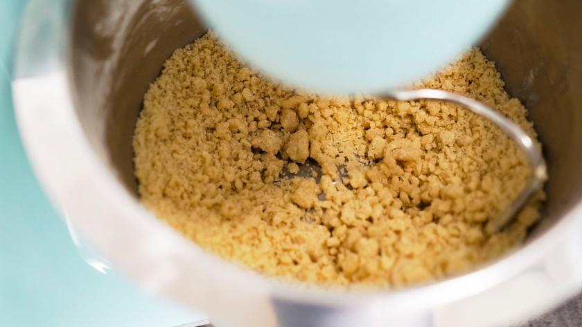 Der Plätzchenteig wird in einer Rührschüssel geknetet.