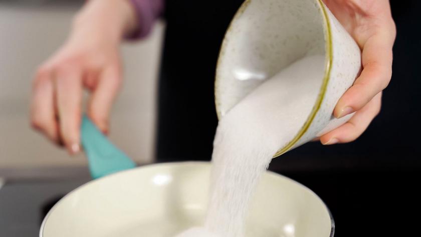 Zucker wird in eine Pfanne gegeben.