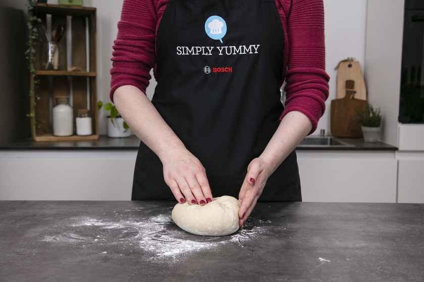 Das Sauerteigbrot wird geformt.