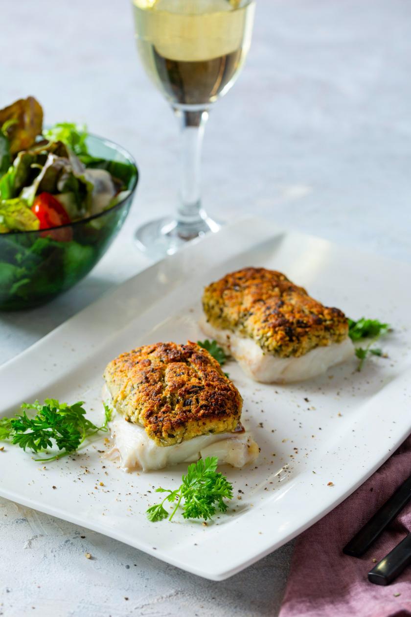 Zwei selbst gemachte Schlemmerfilets mit Petersilie auf einer Platte.