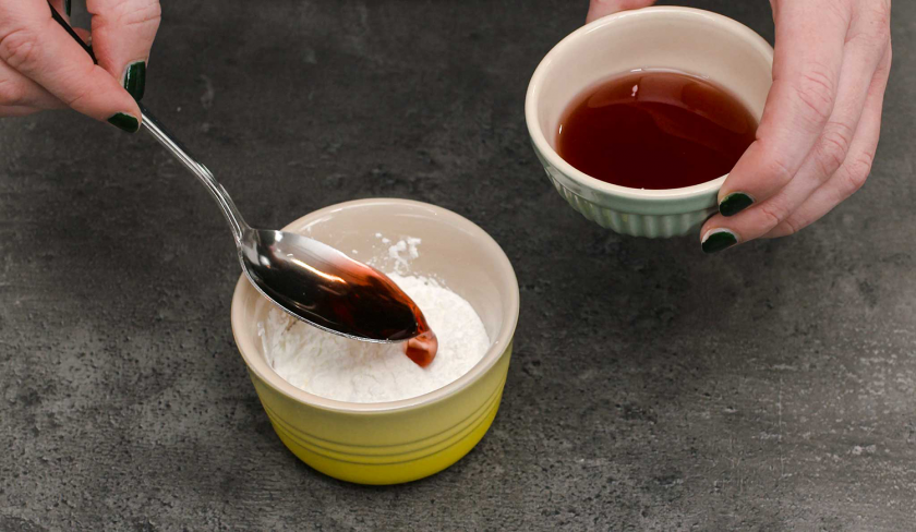 Für die Schmandschnitten mit Glühweinkirschen wird Kirschsaft mit Stärke verrührt.