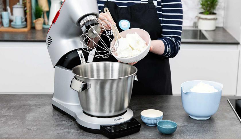 Quark wird in die Rührschüssel der Küchenmaschine gegeben.