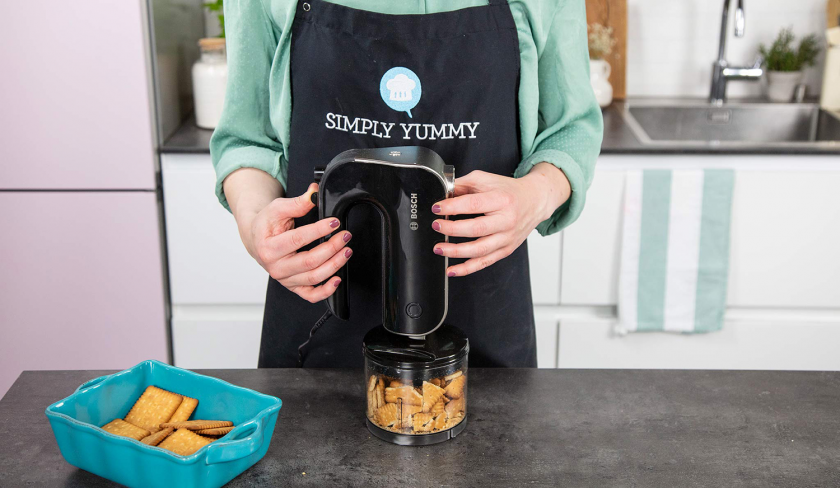 Für den Boden des Schoko-Käsekuchens werden Kekse in einer Küchenmaschine gemahlen.
