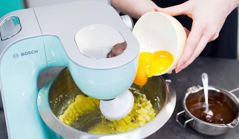 Für die Schoko-Kirsch-Muffins wird Eigelb in eine Rührschüssel gegeben.