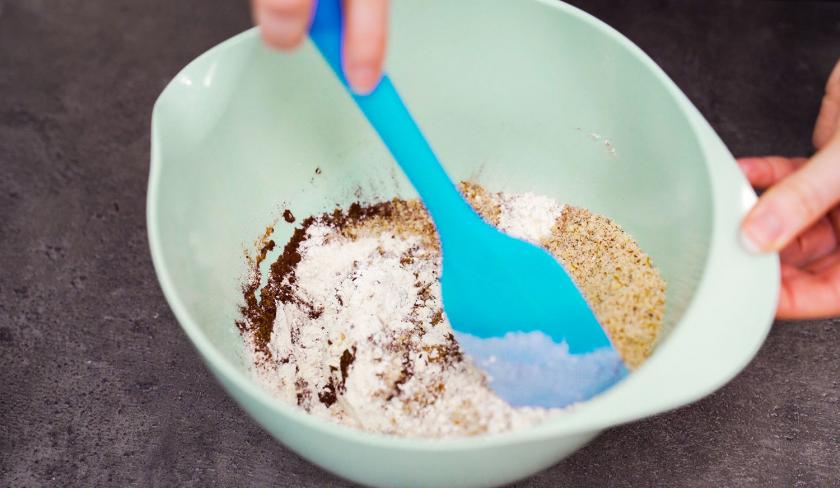 Für die Schoko-Kirsch-Muffins werden trockene Zutaten in einer Schüssel verrührt.