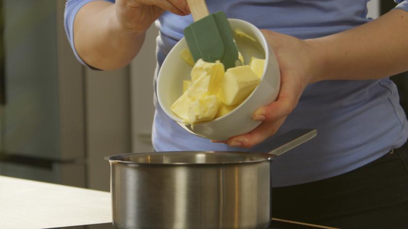 Butter wird in einen Topf gegeben.