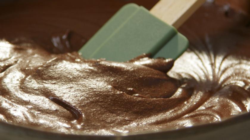 Der Guss wird verrührt.