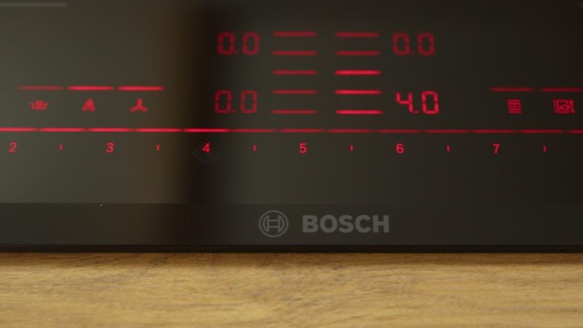 Der Herd steht auf Kochstufe 4.