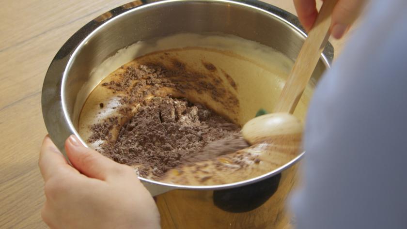 Der Teig für die Schoko-Kokos-Schnitten wird verrührt.