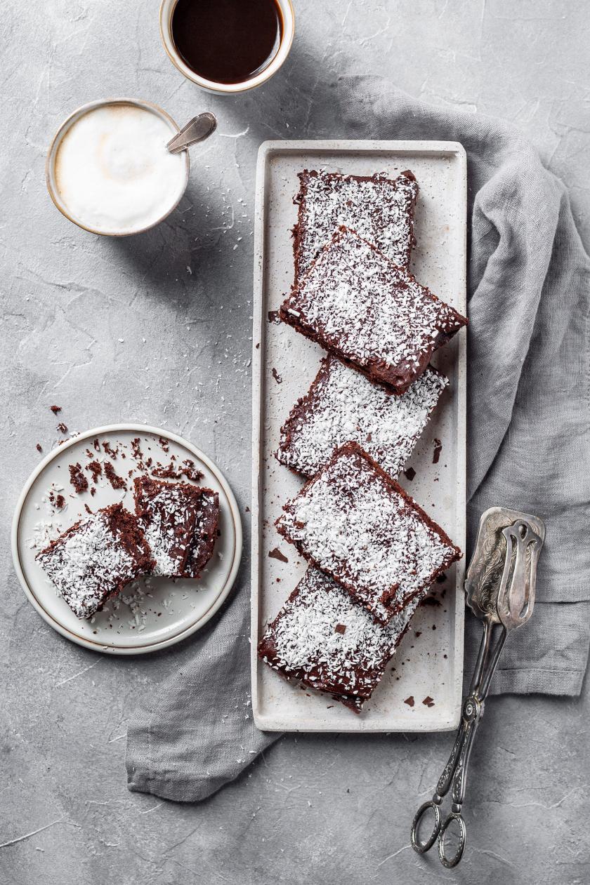 Schoko-Kokos-Schnitten  in Stücke geschnitten auf einem Tablett.