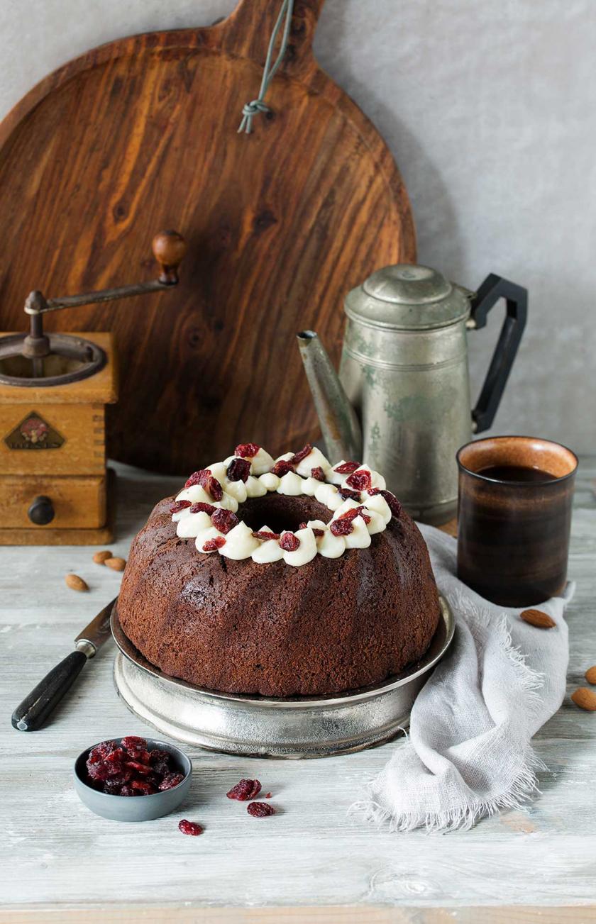 Schoko-Nusskuchen mit Cheesecake-Frosting auf einem gedeckten Tisch.