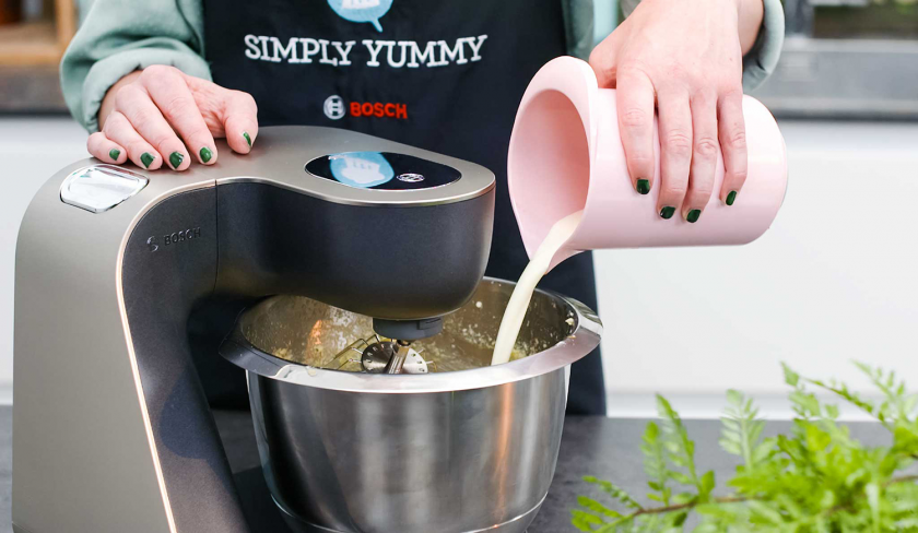Für den Schoko-Nusskuchen mit Cheesecake-Frosting wird zum teig Sahne in die Rührschüssel gegeben.
