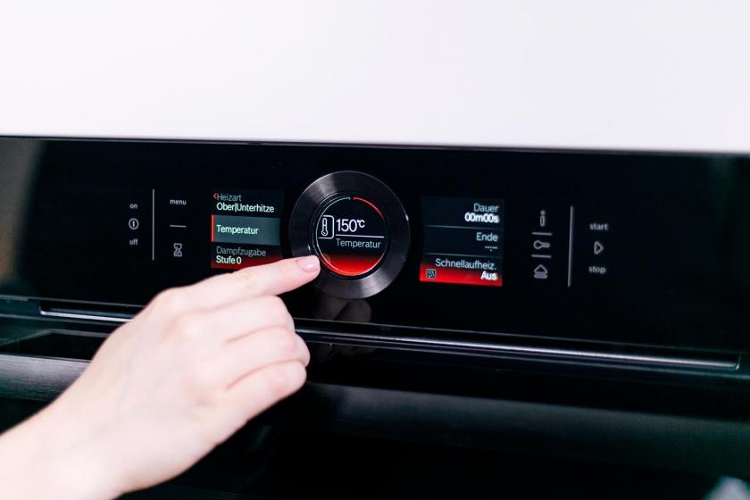 Der Backofen wird auf 150 °C Ober-/Unterhitze eingestellt.