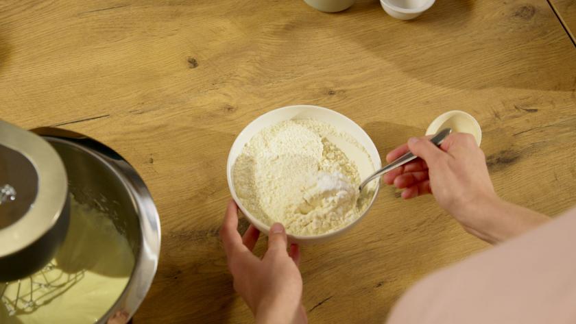 Die trockenen Zutaten für die Schoko-Quark-Brötchen werden in einer Schale gemischt.