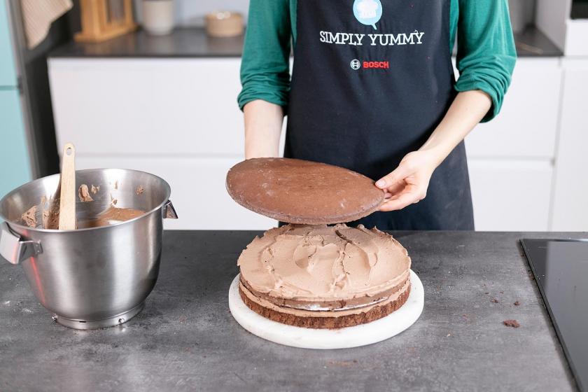 Die Torte wird übereinander geschichtet.