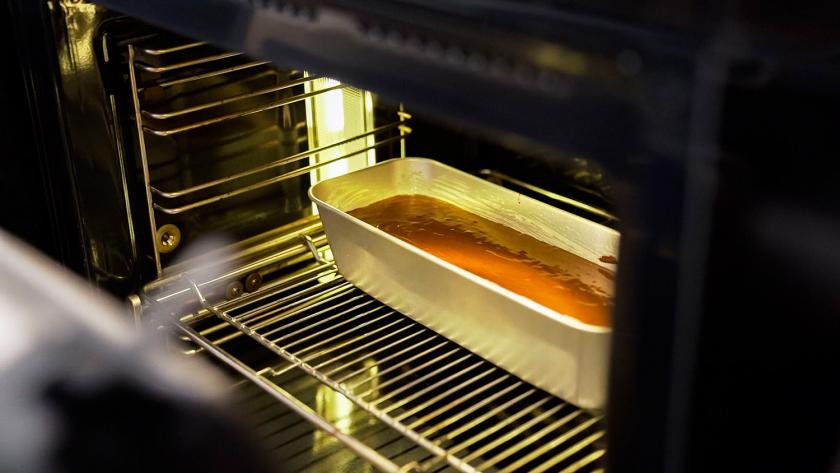 Schokokuchen mit Öl wird in den Ofen gegeben.