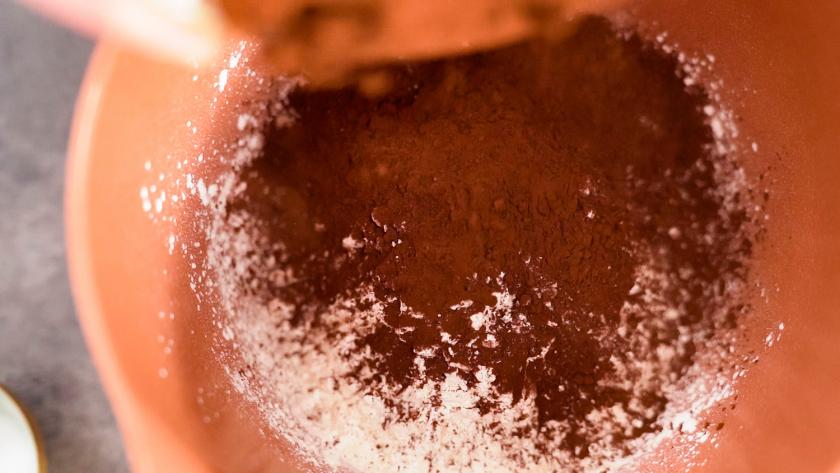 Mehl wird mit Kakao in einer Schüssel vermischt.