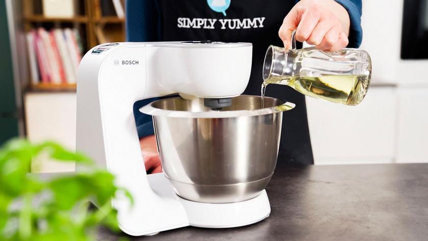 Öl wird in die Rührschüssel einer Küchenmaschine gegeben.