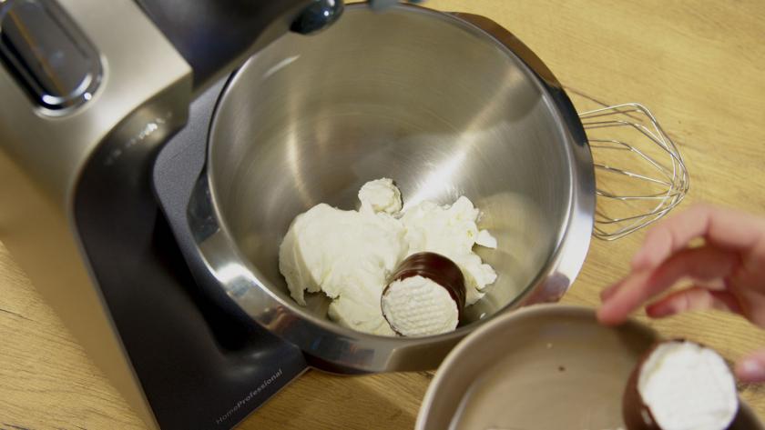 Schokoküsse mit Quark in einer Rührschüssel.