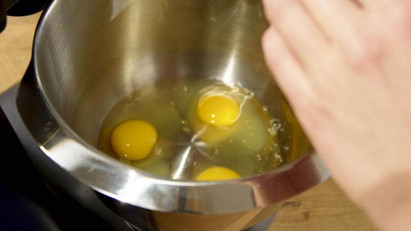 Eier in der Rührschüssel einer Küchenmaschine.