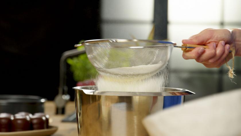 Mehl wird in die Rührschüssel gesiebt.