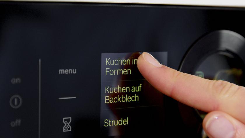 Ofen wird auf Kuchen in Formen eingestellt.