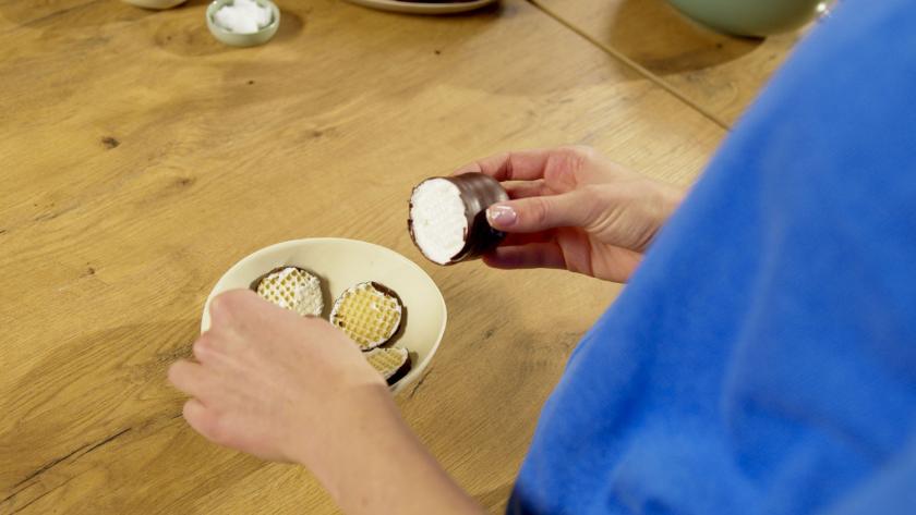 Die Waffel von Schokoküssen werden abgetrennt.