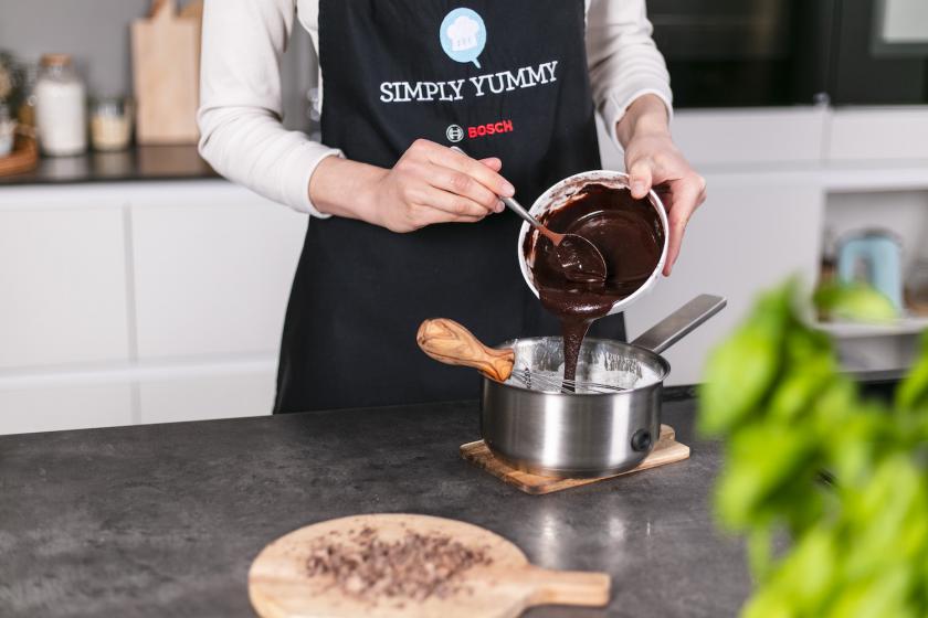 Angerührte Puddingmasse wird in einen Topf gegeben.