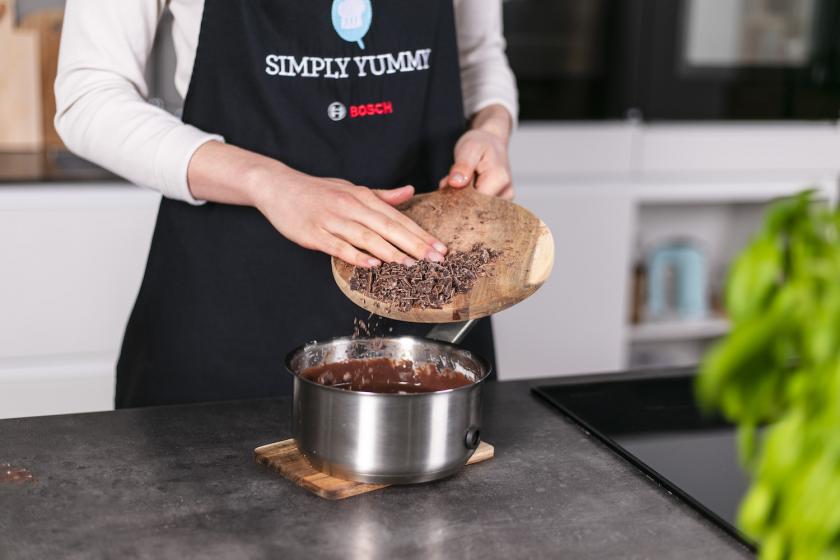 Schokolade wird unter den selbst gemachten Schokopudding gerührt.