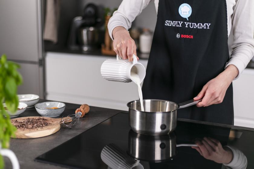 Milch wird in einen Topf gegeben.