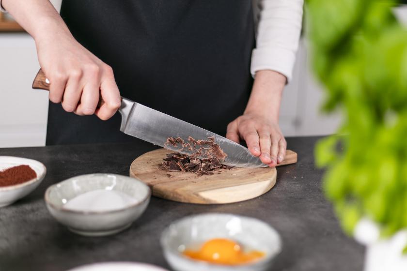 Schokolade wird auf einem Brettchen gehackt.