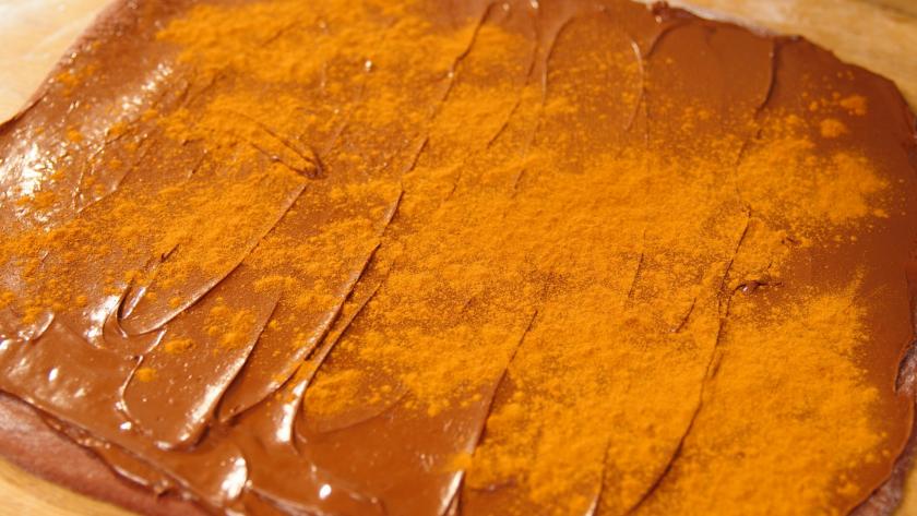 Nutella auf Hefeteig verstreichen.