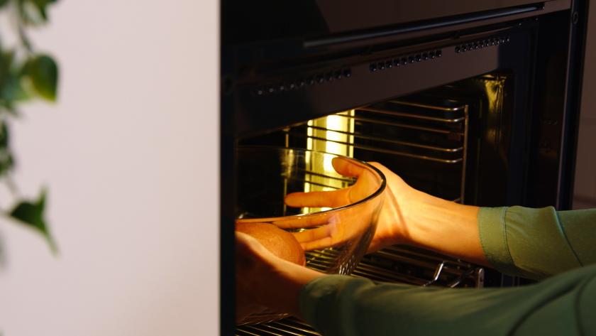 Hefeteig im Backofen gehen lassen.