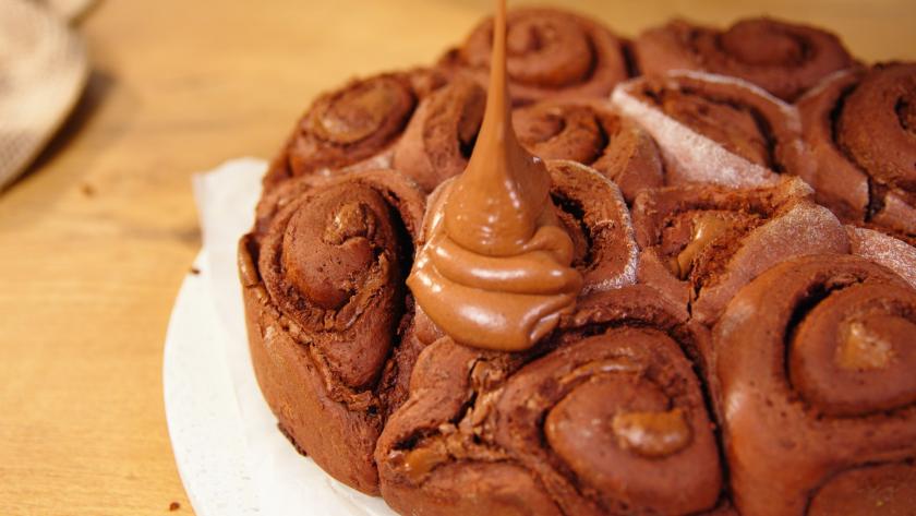 Schokoschnecken mit Guss bestreichen.