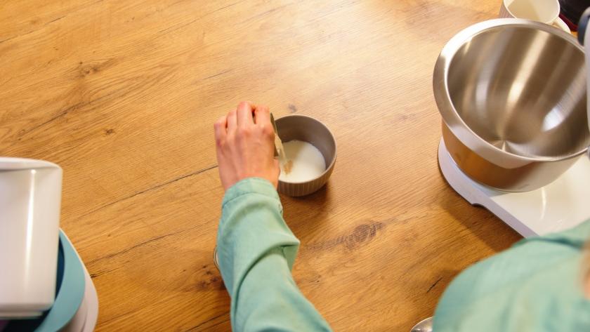 Anrühren von Hefe, Zucker und Milch.