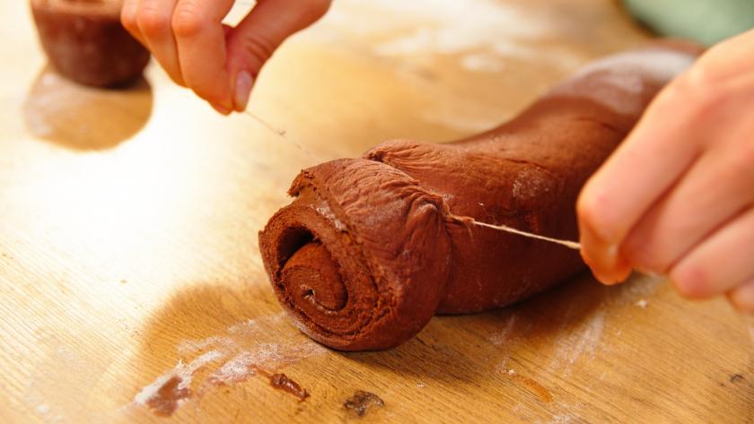 Schokoschnecken mit Faden schneiden.