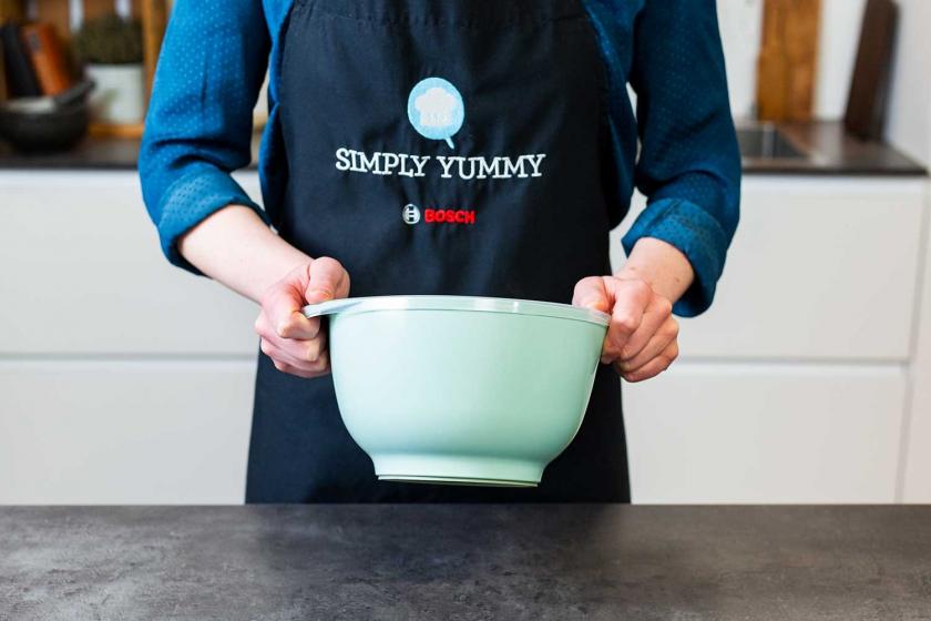 Schüssel mit Zutaten wird geschüttelt.