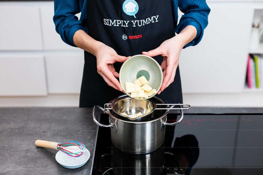 Weiße Schokolade wird über einem Wasserbad geschmolzen.