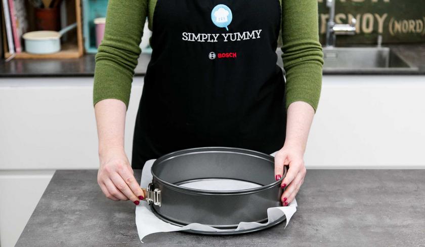 Springform wird mit Backpapier ausgekleidet.