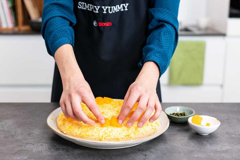 Mandarinen werden auf dem Schüttelkuchen verteilt.