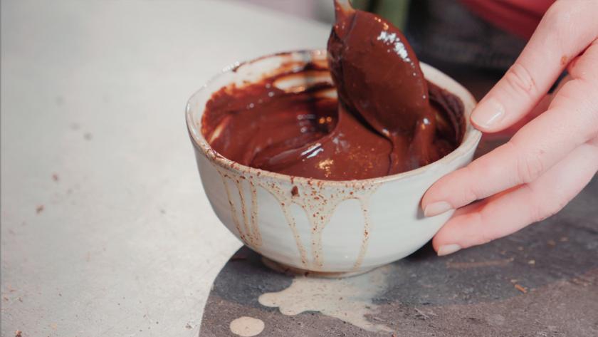 Die Ganache für die Schwarzwälder Käsetorte wird in einer Schalle verrührt.