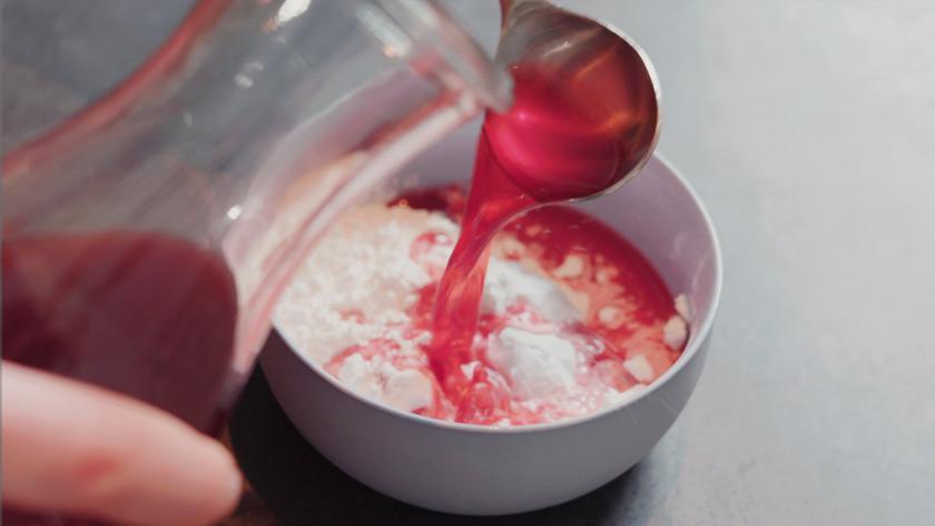 Puddingpulver wird mit Kirschsaft angerührt.