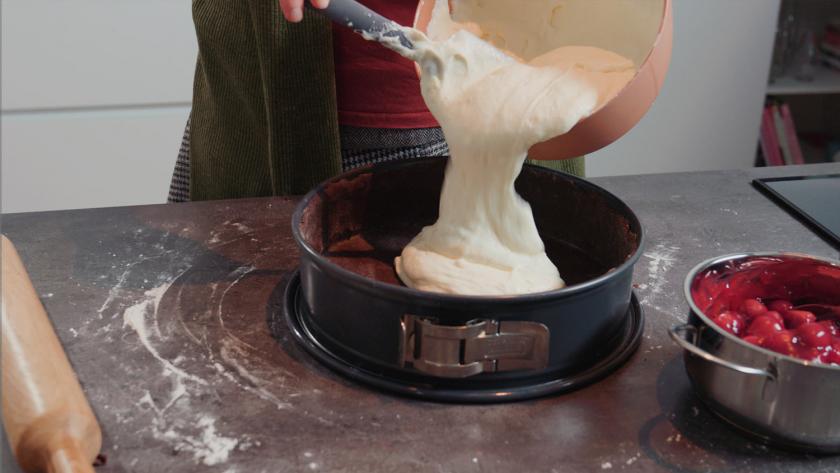 Die Quarkmasse für die Schwarzwälder Käsetorte wird auf den Boden gegeben.